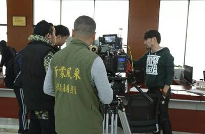 【動態(tài)】大型商業(yè)犯罪電影《步步為營》在臨沂市政務(wù)服務(wù)中心拍攝中